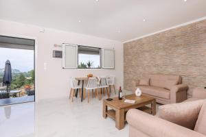 een woonkamer met een bank en een tafel bij Rena's House, Viros, Corfu in Corfu