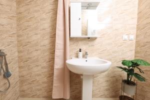 een badkamer met een wastafel en een spiegel bij Rena's House, Viros, Corfu in Corfu +26 foto's