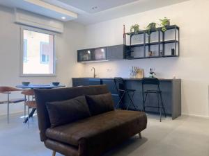 a living room with a couch and a kitchen at Gangillo, il rifugio sul porto in Livorno
