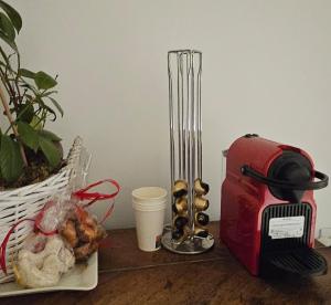 einen Toaster und einen Teller mit Essen auf dem Tisch in der Unterkunft Maison dans corps de ferme Aéroport beauvais 14 minute  + 2 Fotos