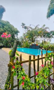 Κήπος έξω από το Wayanad Three Roots Stay