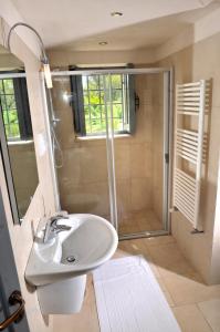 un baño con lavabo y ducha en Trulli Stella - Spectacular 3 bed Villa w/Private Pool, en Ceglie Messapica 31 fotos más