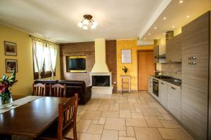 Kuchyň nebo kuchyňský kout v ubytování Villa Ellea + 38 fotografií