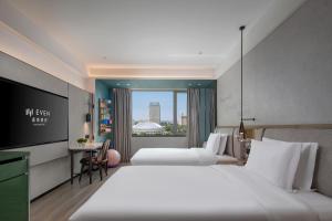 Postel nebo postele na pokoji v ubytování EVEN Hotel Yining