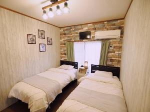Giường trong phòng chung tại 202 Koiwa st private Room