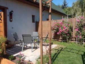 Ogród w obiekcie Domek i Apartamenty Stokrotka