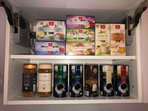 a shelf filled with differentiatesiatesiatesiatesiatesiatesktop at Bergromantik Ferienwohnung Charme mit einer Infrarotkabine und Bergblick in Marktschellenberg +17 photos