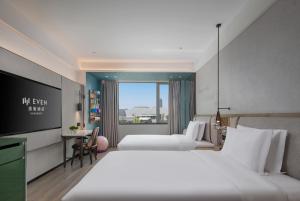 Postel nebo postele na pokoji v ubytování EVEN Hotel Yining