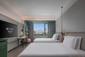 Postel nebo postele na pokoji v ubytování EVEN Hotel Yining