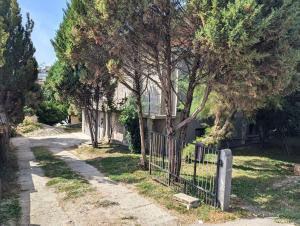 Κήπος έξω από το Two Adjacent Studios in Central Sesvete