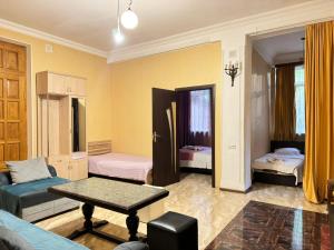 トビリシにあるNana's Apartment with gardenのソファとテーブルのあるリビングルーム