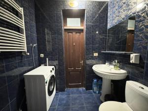 トビリシにあるNana's Apartment with gardenの洗濯機と洗面台を備えたバスルーム