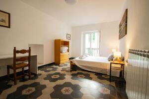 une chambre avec un lit et une chaise dans l'établissement Vista sui tetti - 6 minuti da Porta Susa - WIFI, à Turin