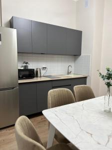 Η κουζίνα ή μικρή κουζίνα στο Уютная просторная квартира рядом с ЭКСПО +5 φωτογραφίες