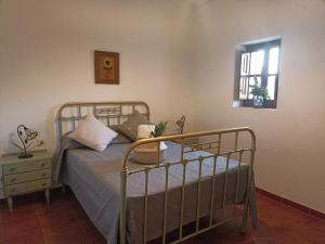 アロラにあるFinca Los Aguilaresのベッドと窓のある寝室 +15枚の写真