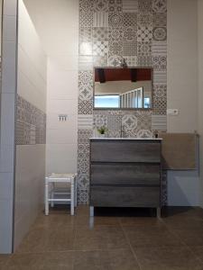 アロラにあるFinca Los Aguilaresのバスルーム(ドレッサー、鏡付)