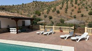アロラにあるFinca Los Aguilaresのプールサイドのパティオ(椅子付)