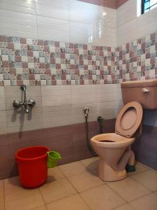 瓦尔卡拉Beach Combers Resort的一间带卫生间和2桶的浴室