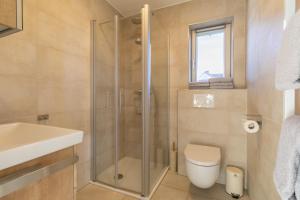 a bathroom with a shower and a toilet and a sink at Ferienwohnung Bergblick mit Balkon und Garten - familienfreundlich in Heringhausen +17 photos
