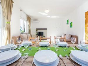 Posezení v ubytování Contemporary Holiday Home in Dramalj with Swimming Pool