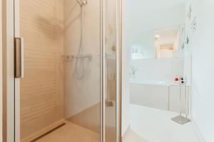 eine Dusche mit Glastür im Badezimmer in der Unterkunft Appartement Kranich - Moderne Ferienwohnung direkt am Schloss Ranzow! in Lohme + 25 Fotos