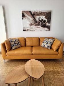 Una sala de estar con un sofá marrón y una mesa. en Ferienhaus Haltermann in Burg, en Fehmarn