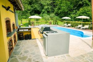 Gallery image of Villa 3 Bed 4 Bath Sleeps 8 Pool Hot tub Air Con in Villafranca in Lunigiana