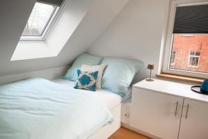 a small bedroom with a bed and a window at Ferienwohnung Alter Stall - rechte Seite für 3 Personen in Ohne