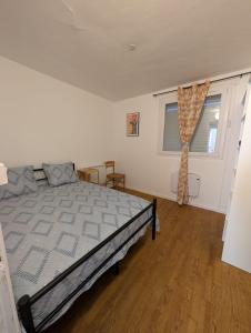 a bedroom with a bed and a window at Appartement T3 in Roanne