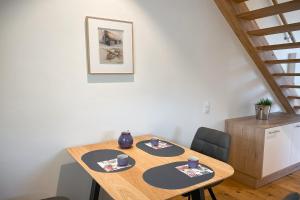 OhneにあるFerienwohnung in der alten Scheune Hofblick für 3 Personenのダイニングルーム(木製テーブル、2杯付)