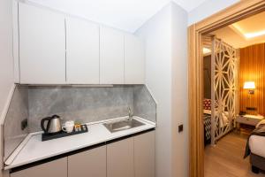 Cama ou camas em um quarto em Ramada Encore by Wyndham Istanbul Sisli