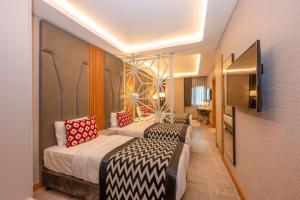 Cama ou camas em um quarto em Ramada Encore by Wyndham Istanbul Sisli