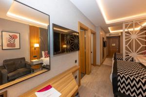 Uma área de estar em Ramada Encore by Wyndham Istanbul Sisli