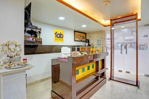 TV a/nebo společenská místnost v ubytování FabHotel Galaxy - Nr Patel Nagar Metro