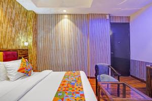 Postel nebo postele na pokoji v ubytování FabHotel Galaxy - Nr Patel Nagar Metro