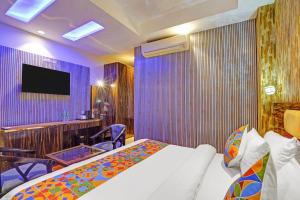 Postel nebo postele na pokoji v ubytování FabHotel Galaxy - Nr Patel Nagar Metro