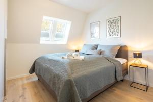 Postel nebo postele na pokoji v ubytování Villa Dornkamp 4 - Luxuriöse Ferienwohnung für 4 Personen inklusive Balkon und Sauna