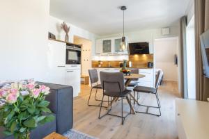 Kuchyň nebo kuchyňský kout v ubytování Villa Dornkamp 4 - Luxuriöse Ferienwohnung für 4 Personen inklusive Balkon und Sauna