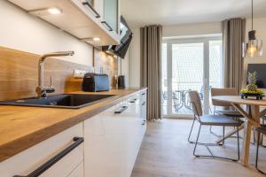 Kuchyň nebo kuchyňský kout v ubytování Villa Dornkamp 4 - Luxuriöse Ferienwohnung für 4 Personen inklusive Balkon und Sauna