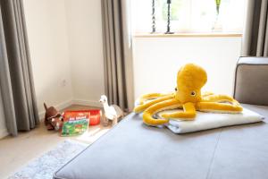 Postel nebo postele na pokoji v ubytování Villa Dornkamp 4 - Luxuriöse Ferienwohnung für 4 Personen inklusive Balkon und Sauna