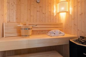a sauna with a sink and a towel on a shelf at Dorumer Seestern - Ferienwohnung mit Terrasse und Sauna in Dorum