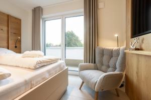 Postel nebo postele na pokoji v ubytování Dorumer Sielhuus 17 - Penthousewohnung mit Dachterrasse - strandnah