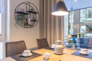 Posezení v ubytování BeltBlick 25 - Marienlücht - Exklusive Ferienwohnung mit Garten und Meerblick