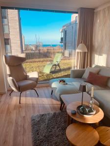 Posezení v ubytování BeltBlick 25 - Marienlücht - Exklusive Ferienwohnung mit Garten und Meerblick