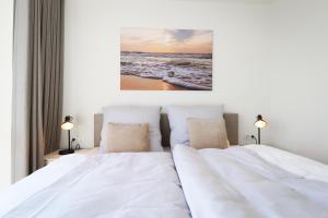 フェーマルンにあるBeltBlick 11 – Ferienwohnung mit unverbautem Meerblick & Dachterrasse!のベッドルーム1室(ベッド2台付)が備わります。