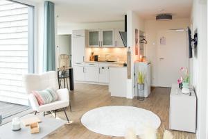 Kuchyň nebo kuchyňský kout v ubytování BeltBlick 29 - Moderne und barrierefreie Ferienwohnung mit Dachterrasse und Meerblick