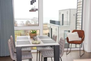 TV a/nebo společenská místnost v ubytování BeltBlick 29 - Moderne und barrierefreie Ferienwohnung mit Dachterrasse und Meerblick