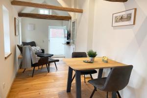 OhneにあるFerienwohnung - Magd & Knecht für bis zu 3 Personenのテーブルと椅子のあるダイニングルーム
