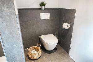 OhneにあるFerienwohnung - Magd & Knecht für bis zu 3 Personenのバスルーム(トイレ付)が備わります。 +8枚の写真