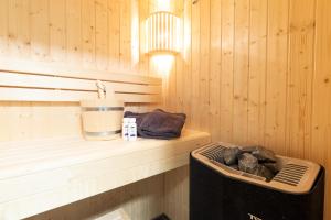 eine Sauna mit einem Mülleimer auf einem Regal in der Unterkunft Ferienwohnung Herzmuschel für 5 Gäste mit Sauna und Garten, strandnah in Kellenhusen + 19 Fotos